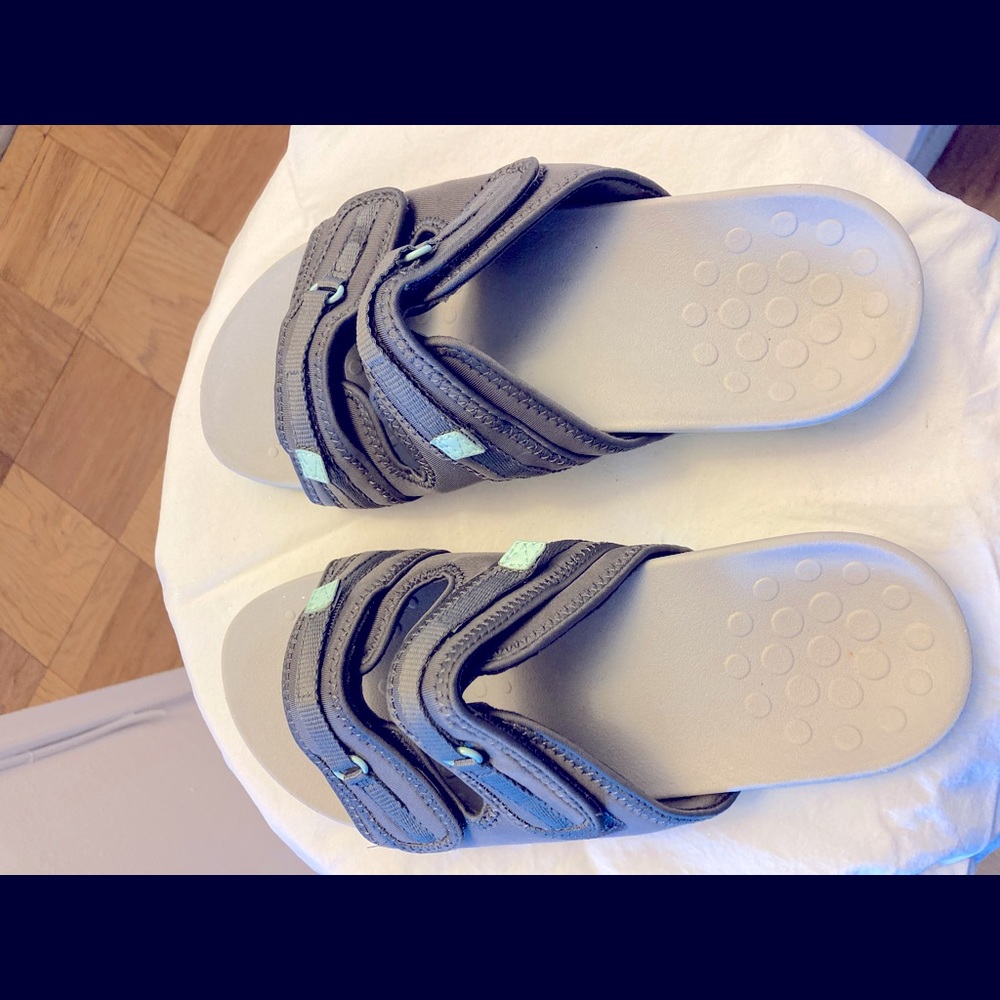 Vionic sandals like new !